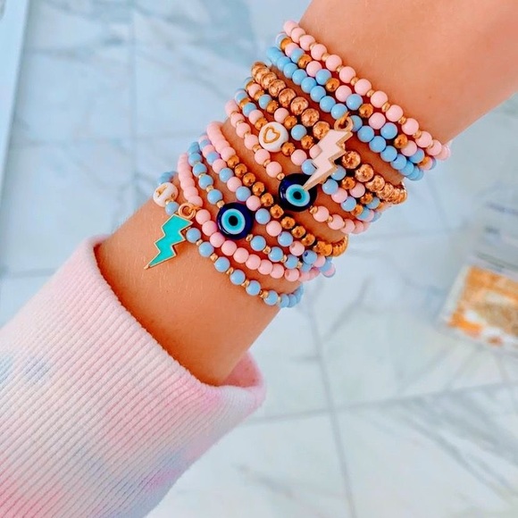 Meet your posher , Eva 🌴 - Picture 2 of 5